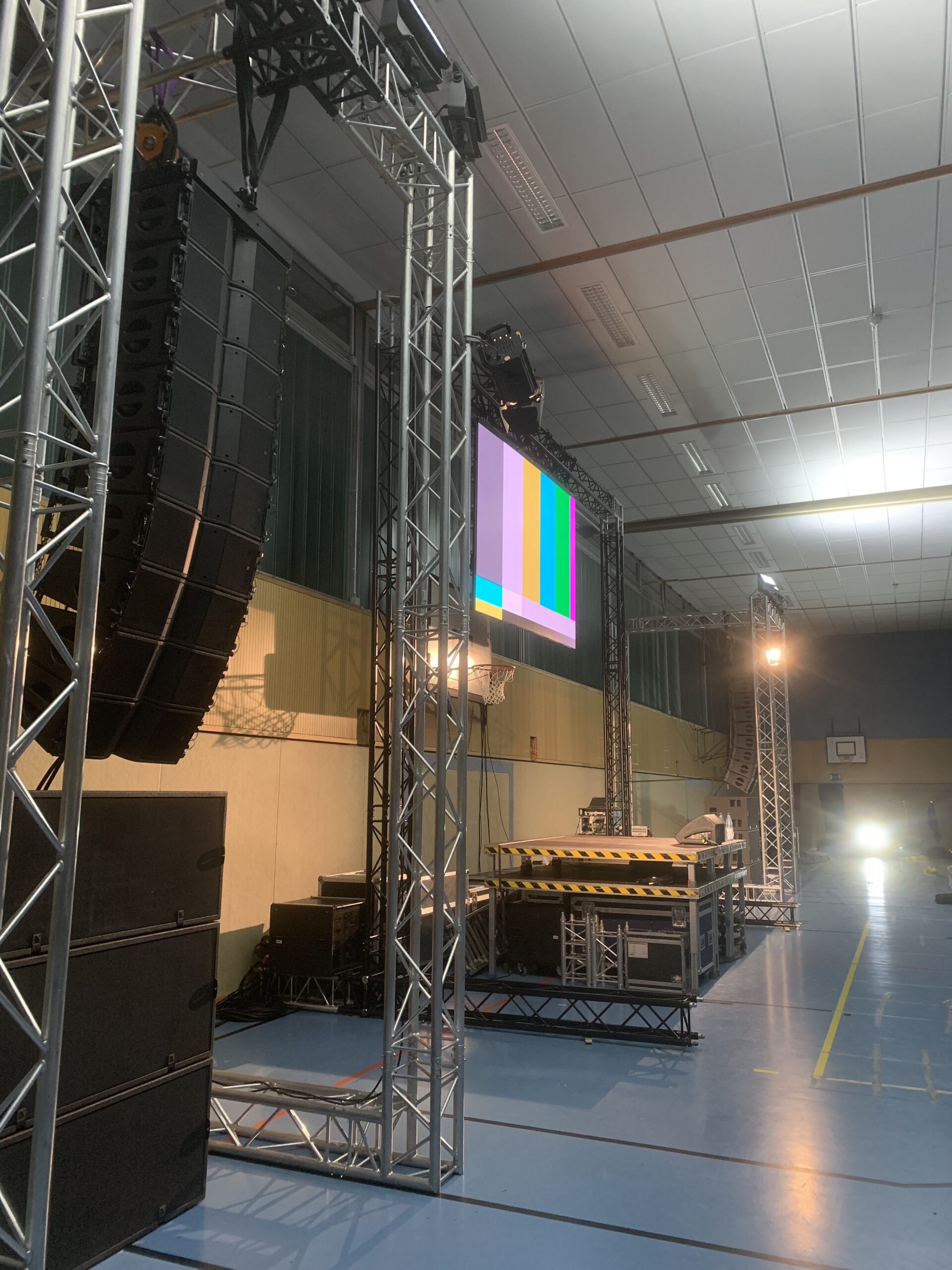 L-Acoustics Kara Line Array mit SB28 Subwoofern bei einer Veranstaltung