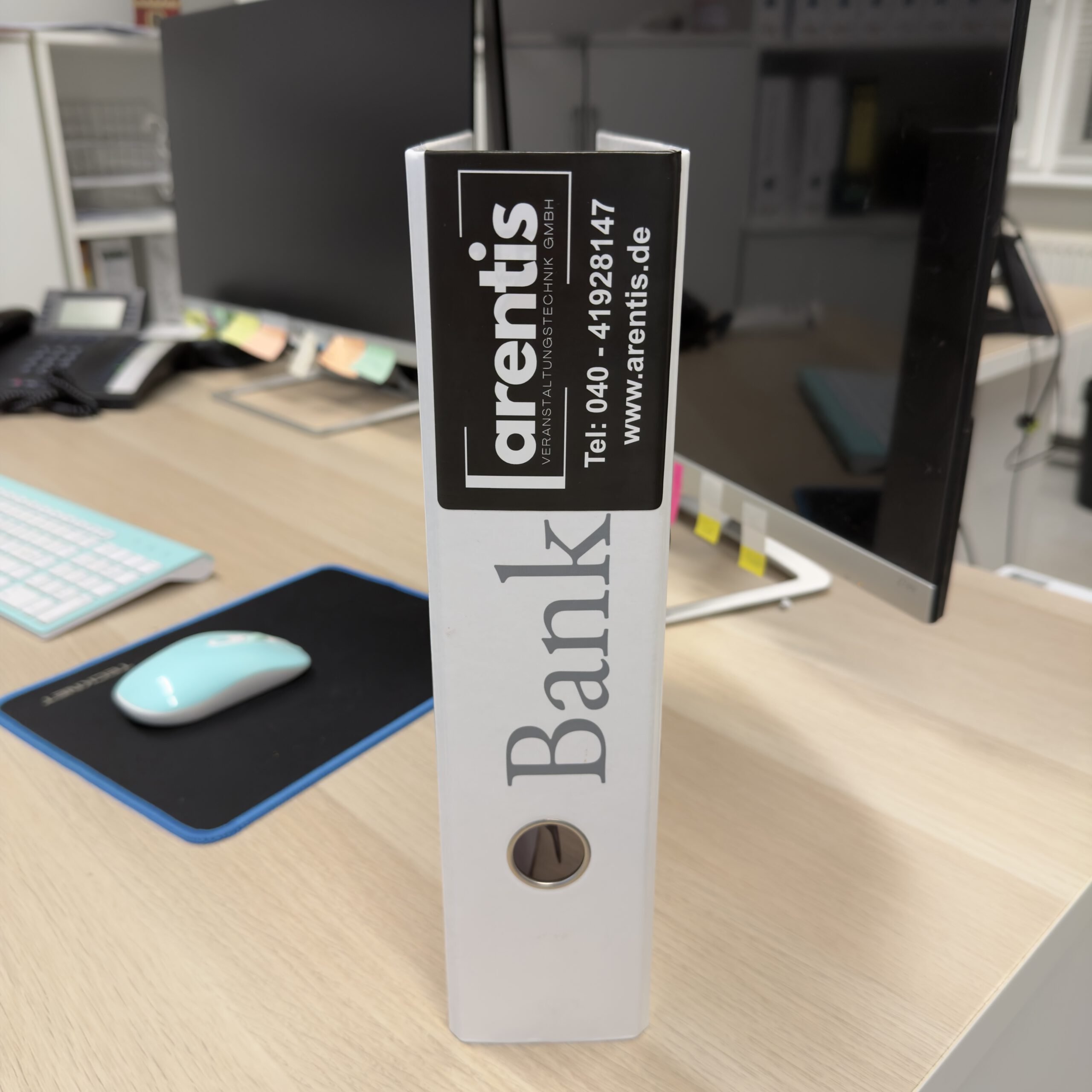 Ordner mit arentis Logo im Büro der arentis veranstaltungstechnik GmbH