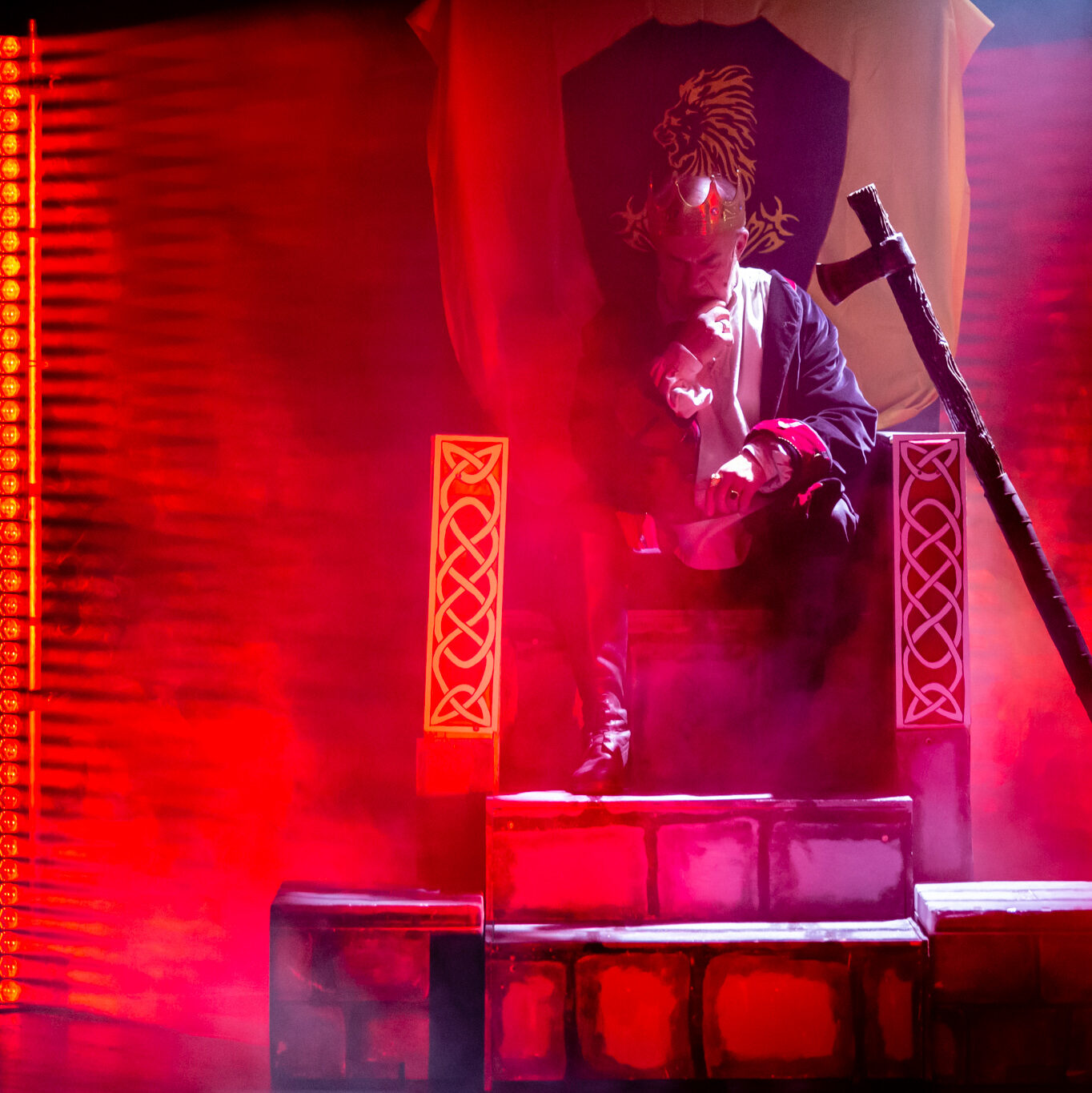 Rotes Lichtdesign mit GLP X4 Bar 20 bei einer Musicalaufführung