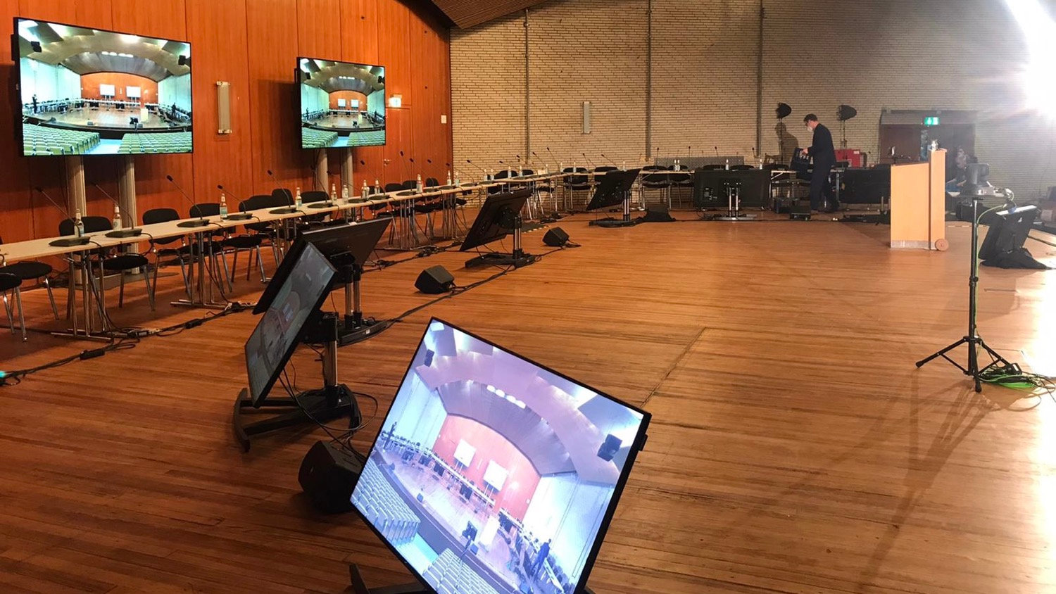 Hybride Konferenz: 40 Teilnehmer, Publikum & Onlinebeiträge.