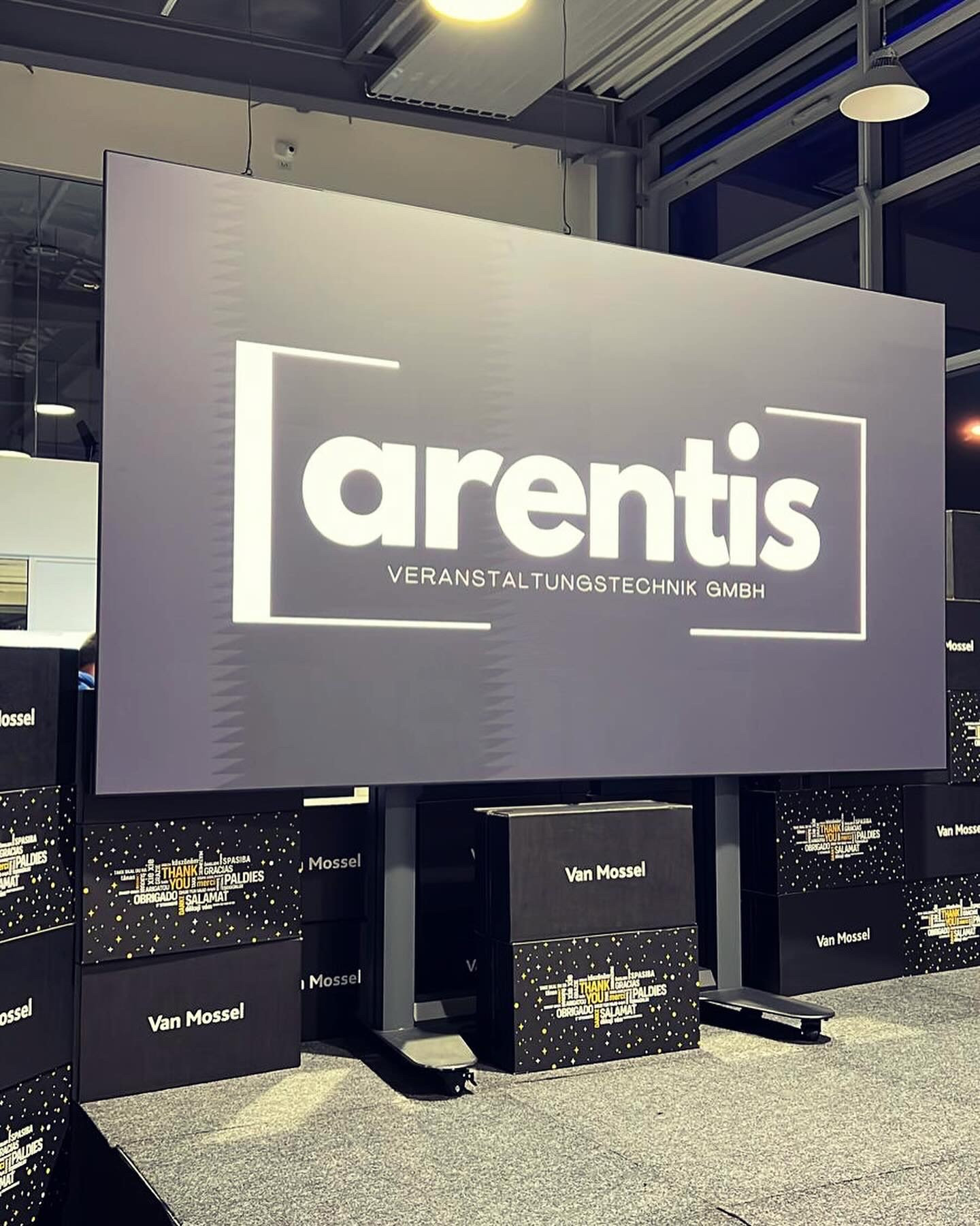 Weihnachtsfeier mit Präsentation und dem 135“ „Flatscreen“