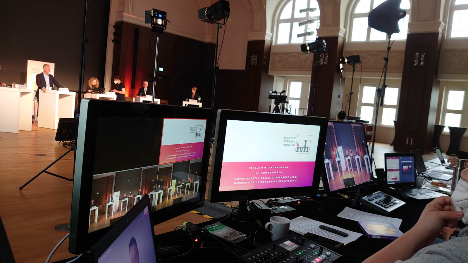 Hybride Online Tagung eines Industrieverbandes im Musiksaal