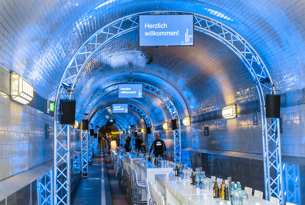 Blau beleuchtete Traversenbögen bei einer Firmenveranstaltung im Alten Elbtunnel Hamburg