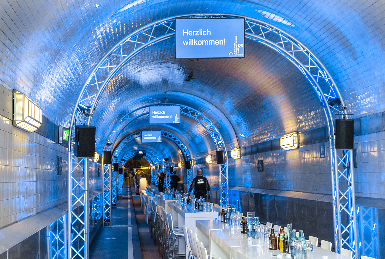 Blau beleuchtete Traversenbögen bei einer Firmenveranstaltung im Alten Elbtunnel Hamburg